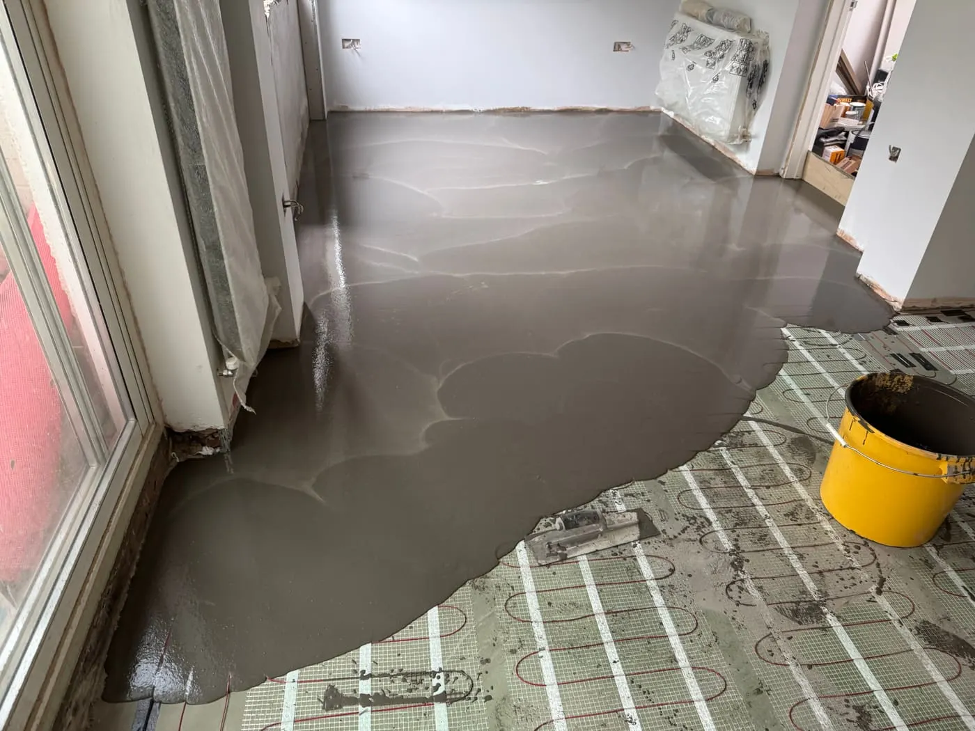 Liquid screed and floor levelling before installation